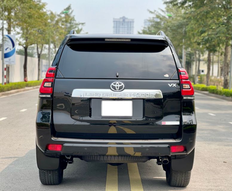 Toyota Land Cruiser VX 2023 - Phần đuôi xe