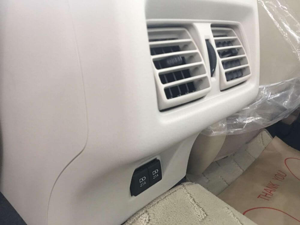 Toyota Camry 2.0G 2020 - Thiết kế cửa gió điều hòa hàng ghế sau