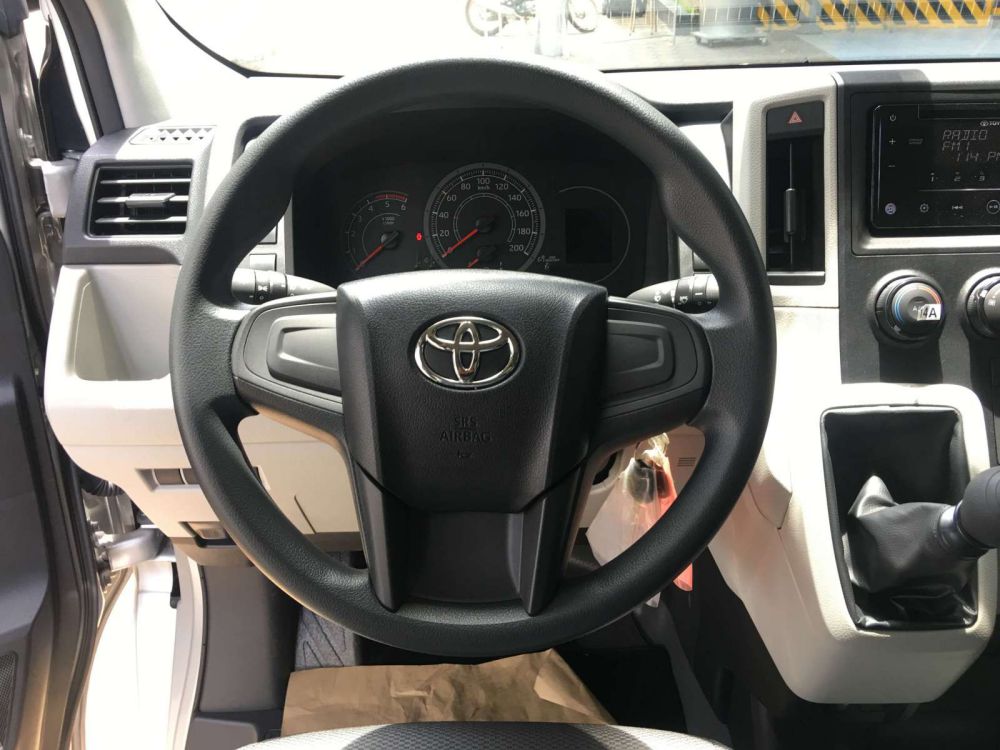 Toyota Hiace 2020 - tay lái