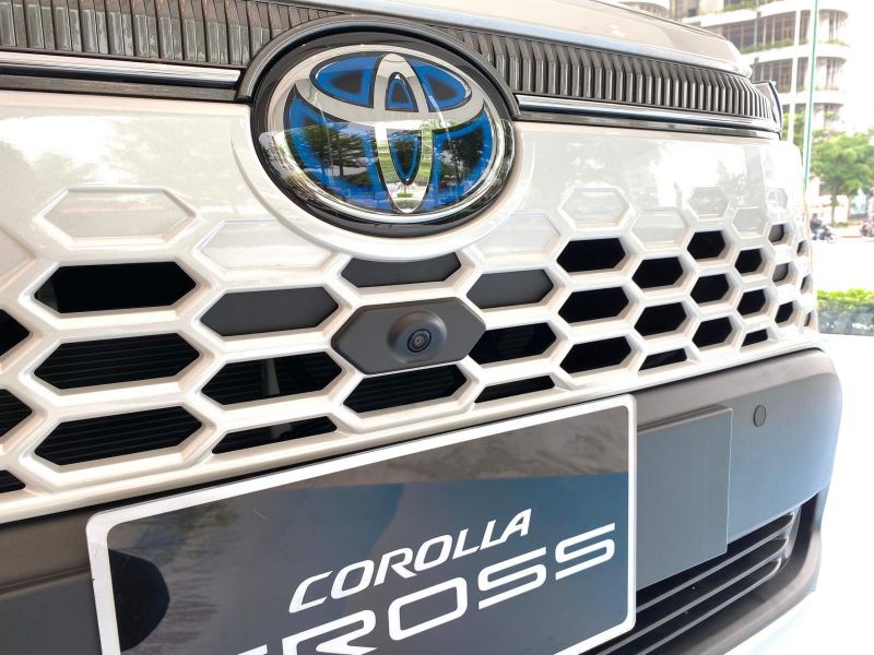 Toyota Cross Hybrid 1.8HV 2024 - Cụm lưới tản nhiệt với logo tích hợp rada va camera hiện đại