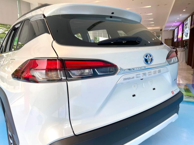 Toyota Cross Hybrid 1.8HV 2024 - Thiết kế đuôi xe