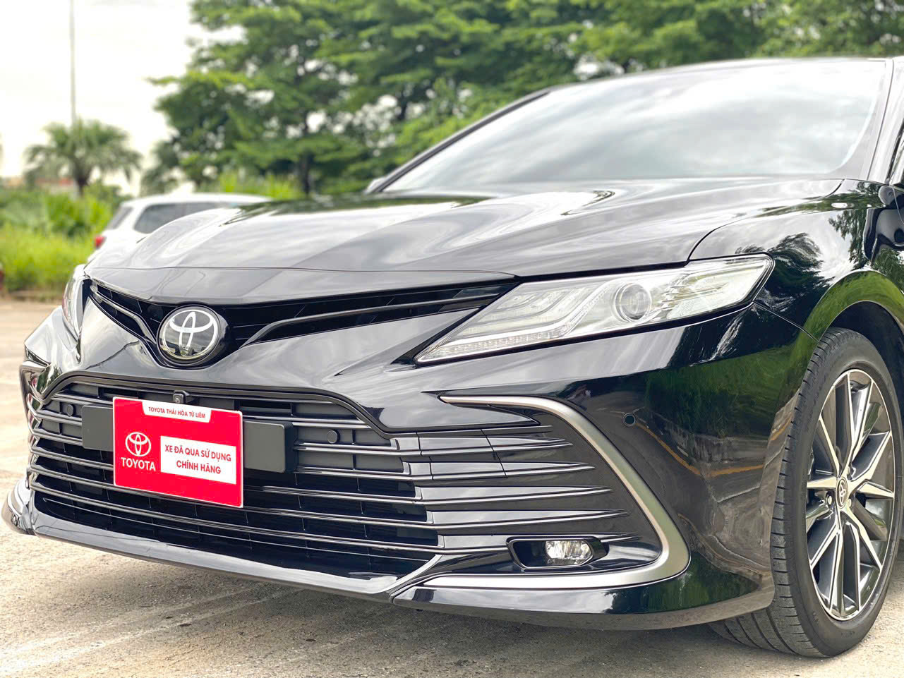Toyota Camry 2.5Q 2022 Ngoại Thất Đen Sang Trọng